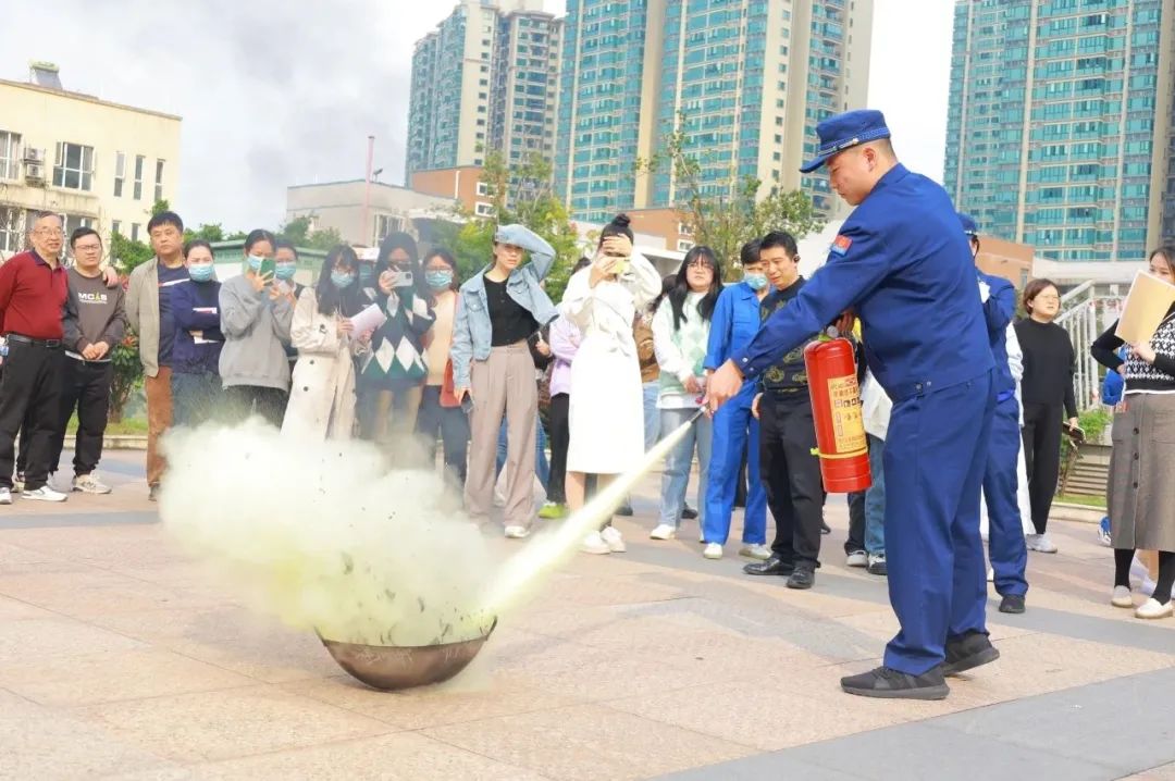 【預(yù)防為主 生命至上】自貢高新腫瘤醫(yī)院開(kāi)展消防安全知識(shí)培訓(xùn)及應(yīng)急演練